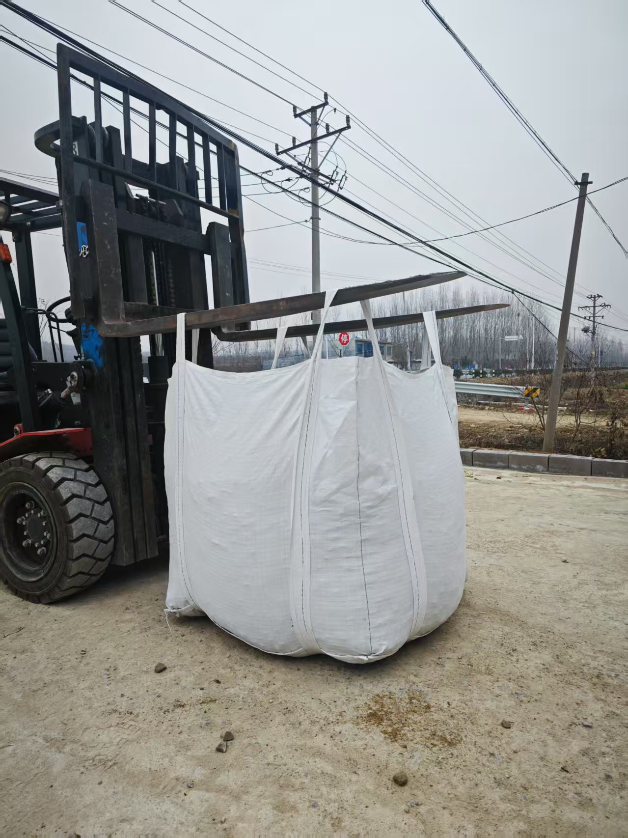 How to prevent the inner liner of a bulk bag from bursting or sealing shut locally when folding