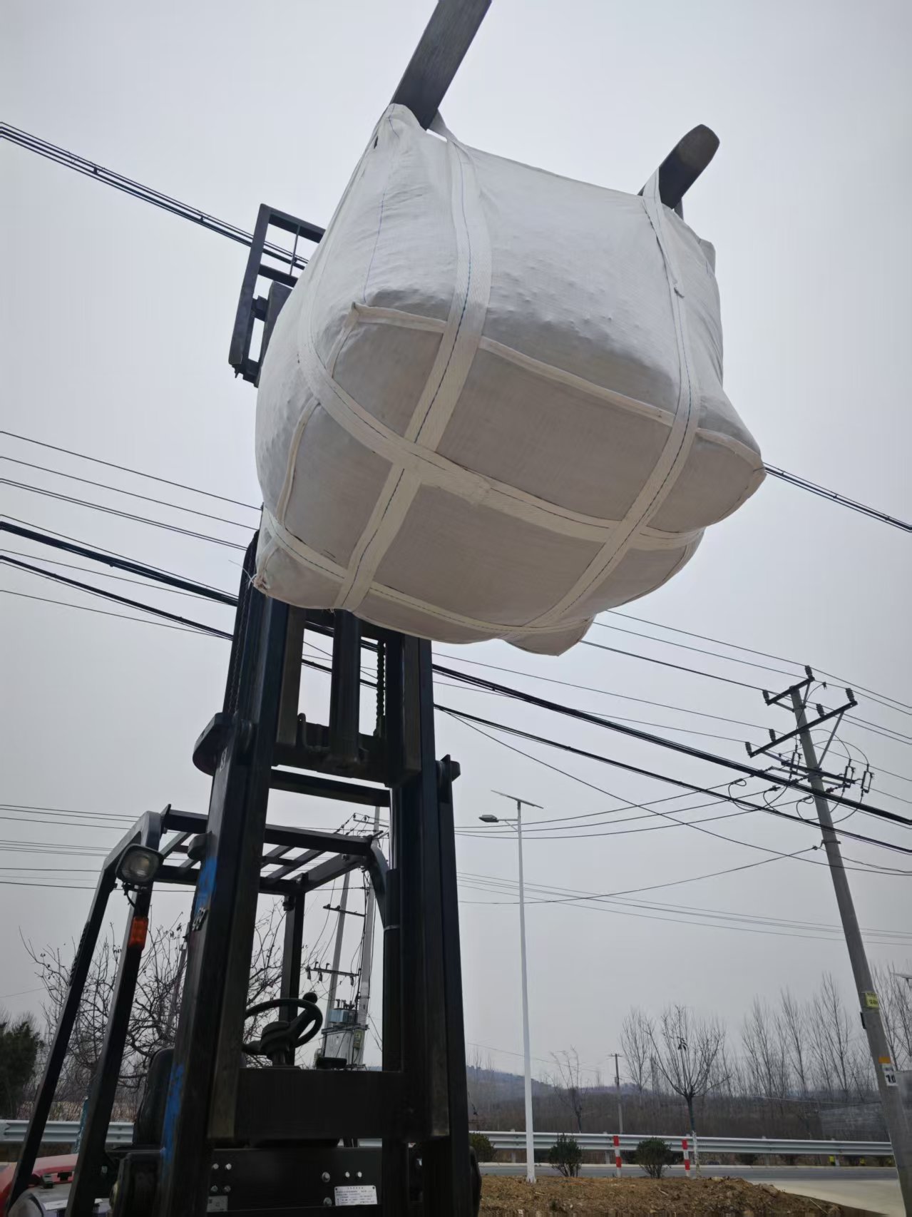 How to prevent the inner liner of a bulk bag from bursting or sealing shut locally when folding