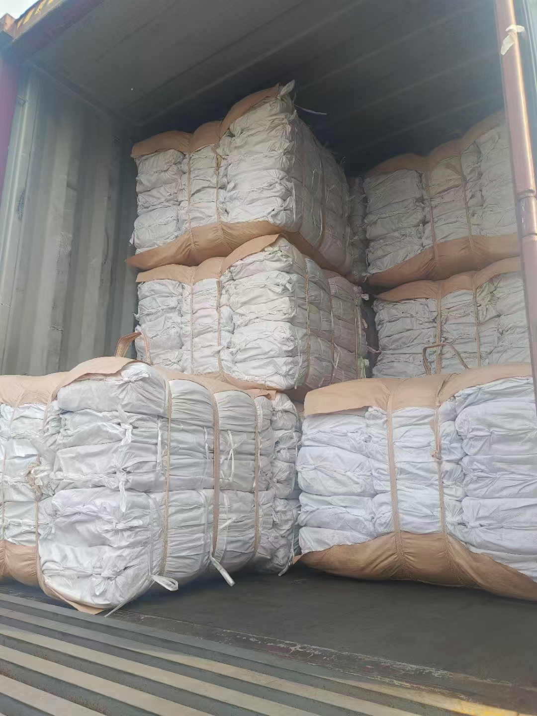 How to prevent the inner liner of a bulk bag from bursting or sealing shut locally when folding